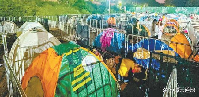 搭帐篷过夜火了 国庆露营反击战冰球突破正